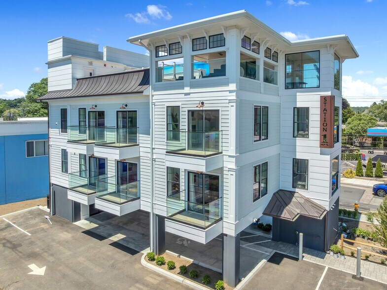 32 Broadway Ave, Mystic, CT à vendre - Photo de l’immeuble – Image 1 sur 51