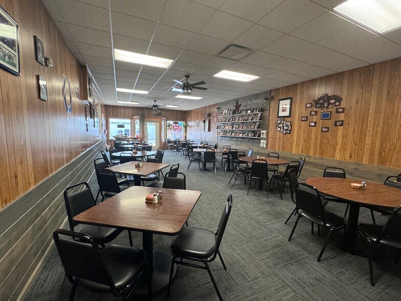 115 E Main St, Hillsboro, IN à vendre - Photo intérieure – Image 3 sur 9