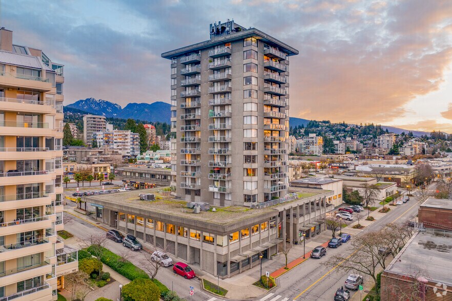 1775 Bellevue Av, West Vancouver, BC à louer - Photo de l’immeuble – Image 2 sur 5