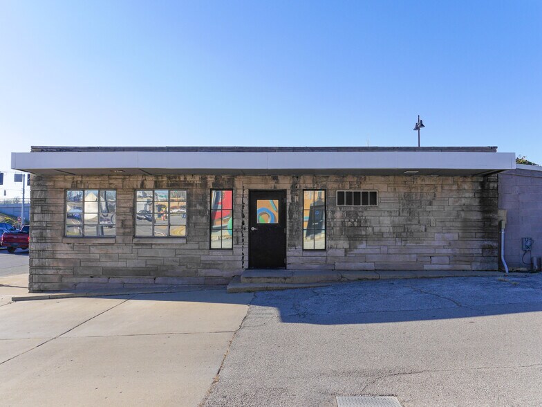 922 E Washington St, Indianapolis, IN à louer - Photo de l’immeuble – Image 1 sur 2