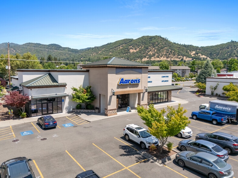 820 NE E St, Grants Pass, OR à vendre - Photo de l’immeuble – Image 2 sur 10