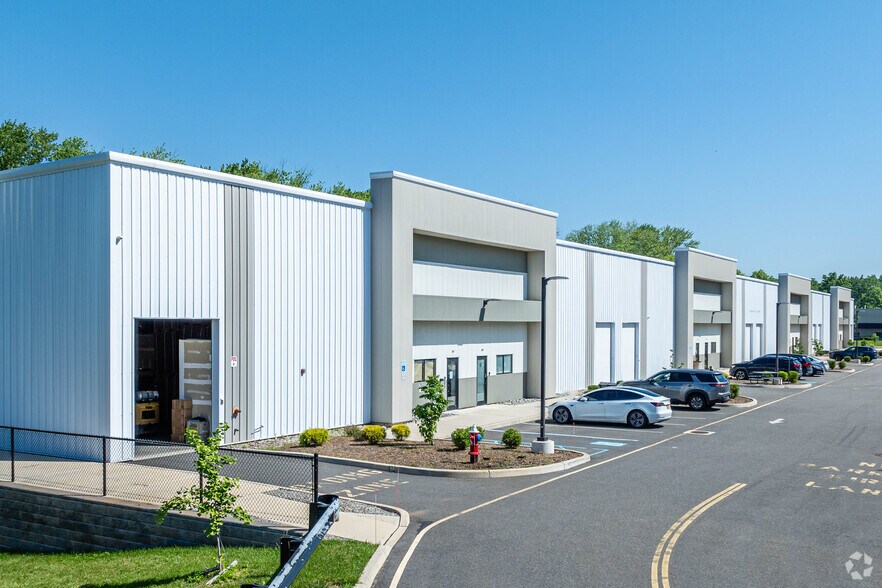 1 Industrial Ct, Freehold, NJ à louer - Photo de l’immeuble – Image 1 sur 23