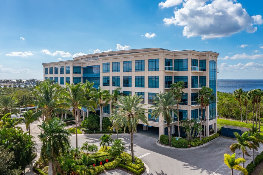 5550 W Executive Dr, Tampa, FL à vendre - Photo de l’immeuble – Image 2 sur 9