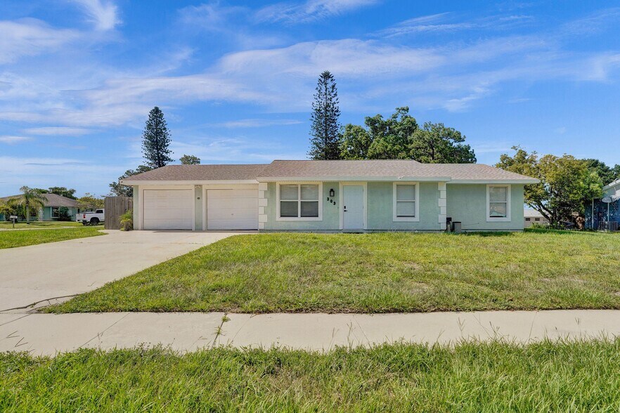 303 NE Solida Cir, Port Saint Lucie, FL à vendre - Photo principale – Image 1 sur 1