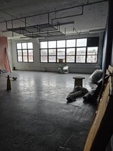 52-07 Flushing Ave, Maspeth, NY à louer Photo intérieure– Image 2 sur 4