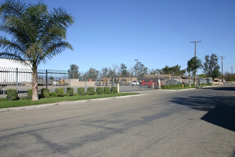 15810 Boyle Ave, Fontana, CA à vendre - Photo de l’immeuble – Image 2 sur 7