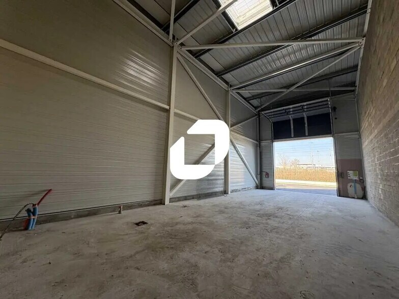 Local d’activités dans Méré à louer - Photo de l’immeuble – Image 2 sur 2