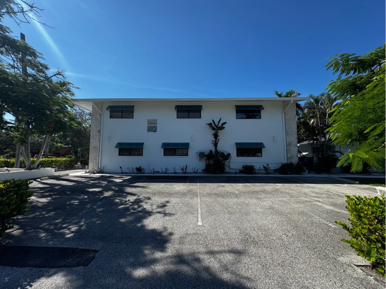 3350 Bayshore Dr, Naples, FL à vendre - Photo de l’immeuble – Image 2 sur 10