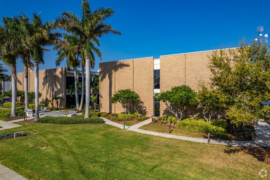 9600 Koger Blvd N, Saint Petersburg, FL à louer - Photo de l’immeuble – Image 2 sur 6