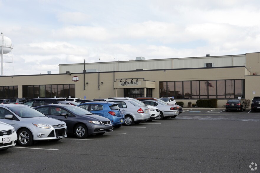 75 Hawk Rd, Warminster, PA à louer - Photo de l’immeuble – Image 2 sur 2