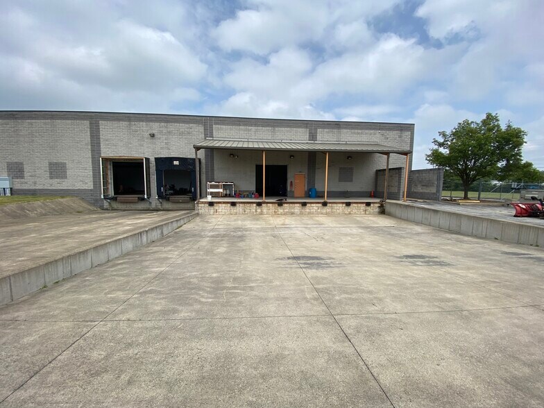 21600 Miles Rd, North Randall, OH à louer - Photo de l’immeuble – Image 3 sur 28