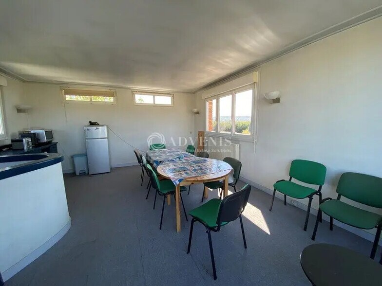 Bureau dans Poissy à vendre - Photo de l’immeuble – Image 2 sur 10