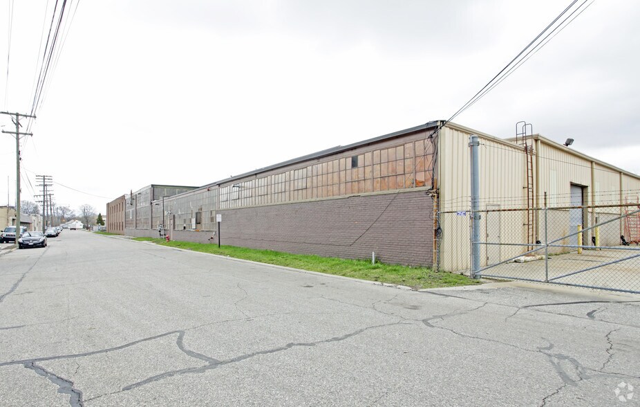 1350 Jarvis St, Ferndale, MI à louer - Photo de l’immeuble – Image 2 sur 3