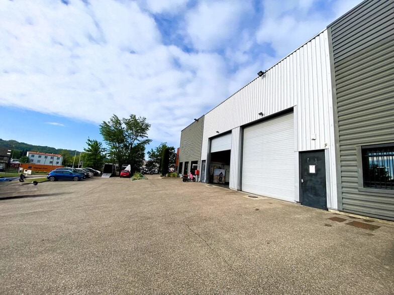 Local d'activités dans Brignais à vendre - Photo de l’immeuble – Image 2 sur 2