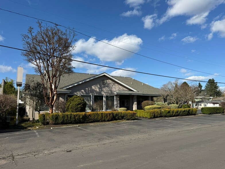 705 Ewald Ave SE, Salem, OR à louer - Photo de l’immeuble – Image 2 sur 3