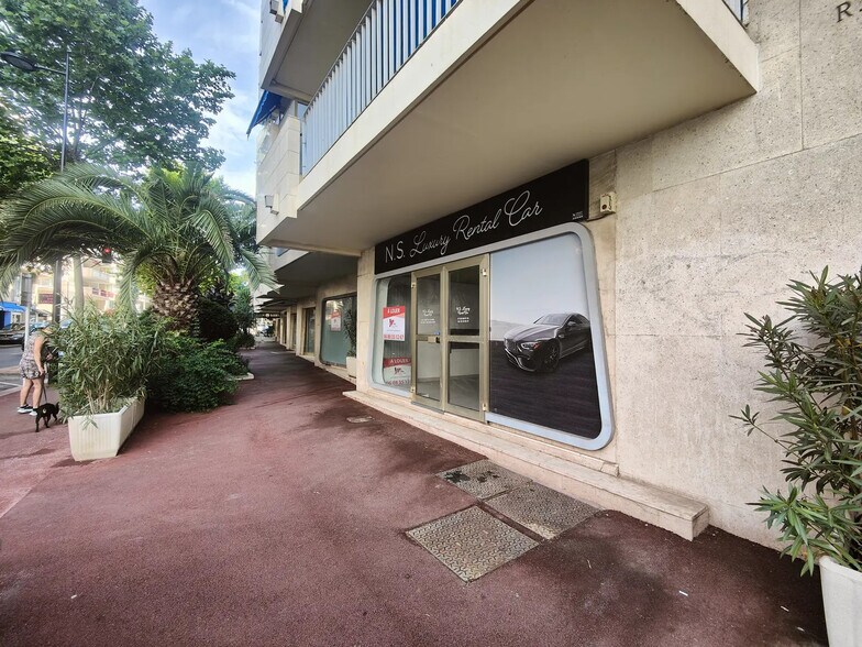 Local commercial dans Antibes à louer - Photo de l’immeuble – Image 2 sur 7