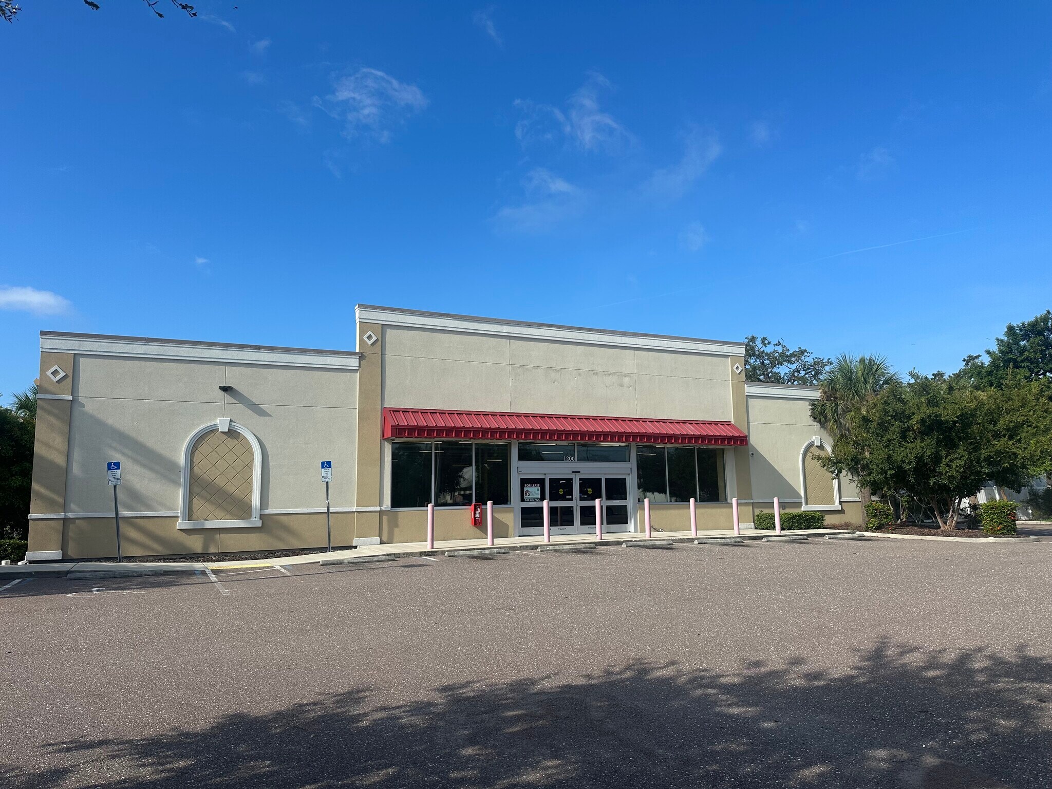 1200 N Myrtle Ave, Clearwater, FL à louer Photo de l’immeuble– Image 1 sur 4