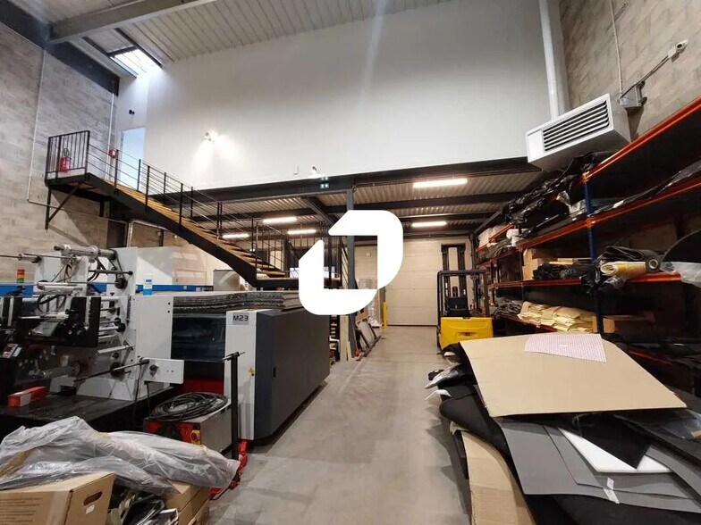 Local d’activités dans Élancourt à louer - Photo de l’immeuble – Image 3 sur 8