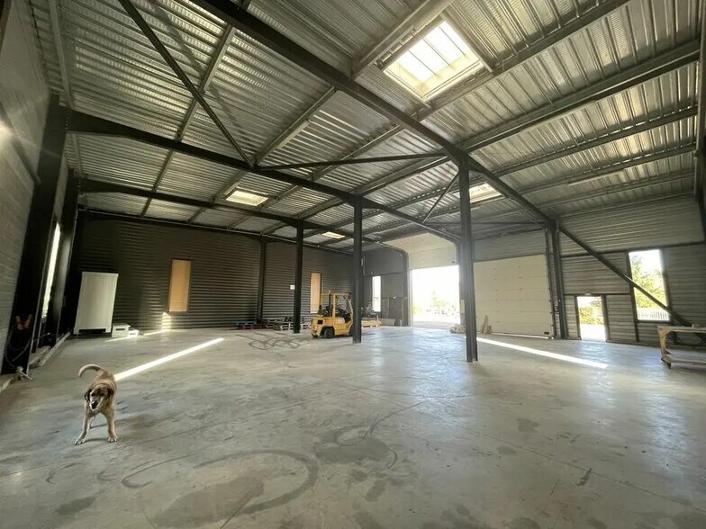 Local d’activités dans Le Grand-Lemps à louer - Photo de l’immeuble – Image 2 sur 3