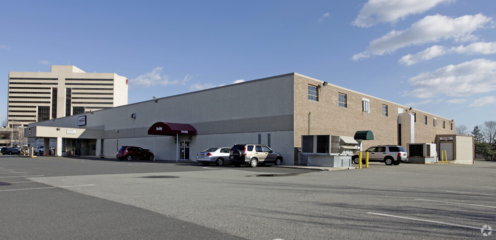 135 Raritan Center Pky, Edison, NJ à louer - Photo de l’immeuble – Image 3 sur 9