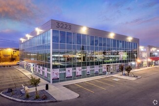 Plus de détails pour 3105-3223 5 Ave NE, Calgary, AB - Bureau à vendre