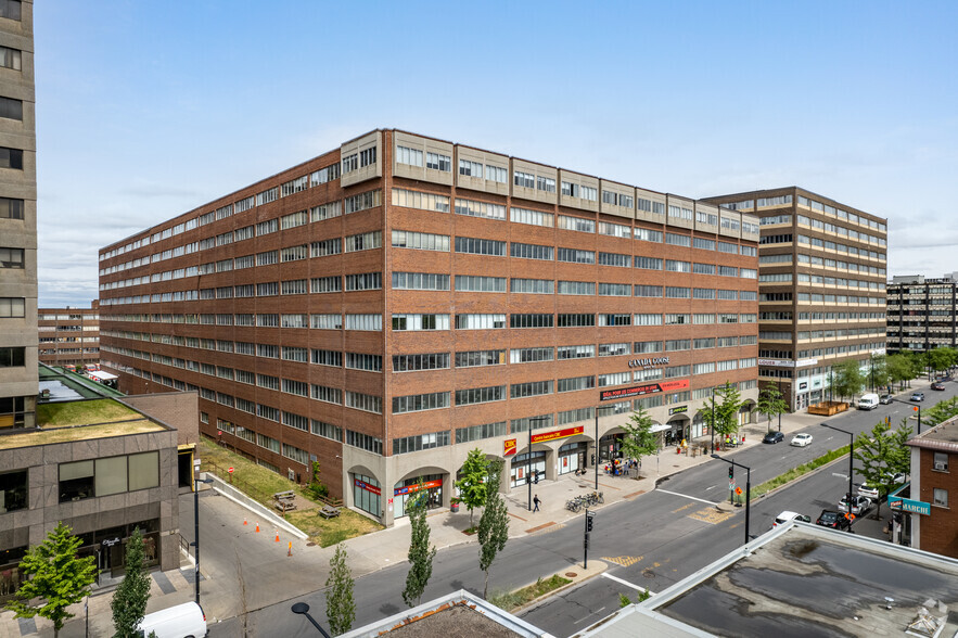 323-355 Rue Chabanel O, Montréal, QC à louer - Photo principale – Image 1 sur 6