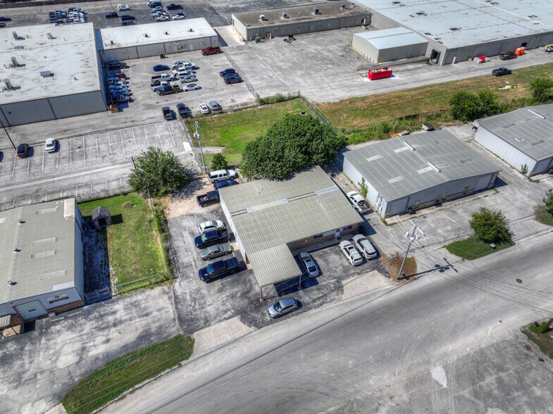 242 Trade Center Dr, New Braunfels, TX à vendre - Photo de l’immeuble – Image 2 sur 59