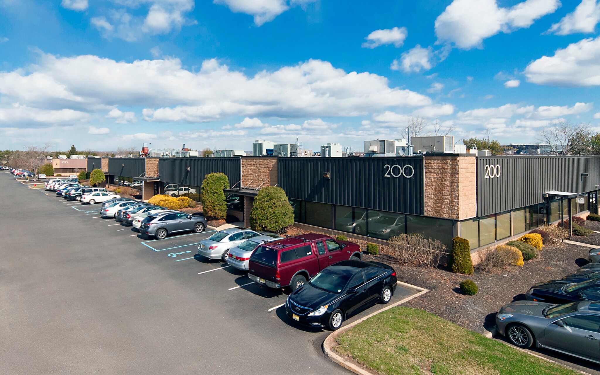200 Corporate Ct, South Plainfield, NJ à louer Photo de l’immeuble– Image 1 sur 8