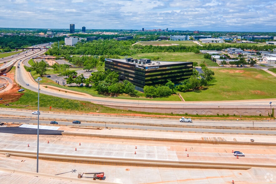 5801 N Broadway Ext, Oklahoma City, OK à louer - Aérien – Image 2 sur 5