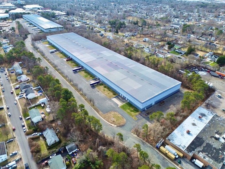 145 Candlewood Rd, Bay Shore, NY à louer - Photo de l’immeuble – Image 1 sur 5