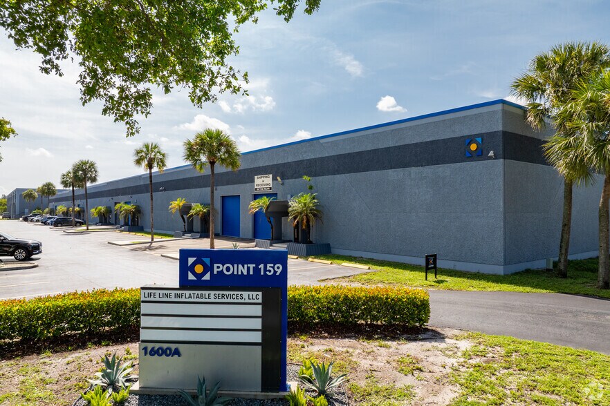 1600 NW 159th St, Miami, FL à louer - Photo principale – Image 1 sur 6