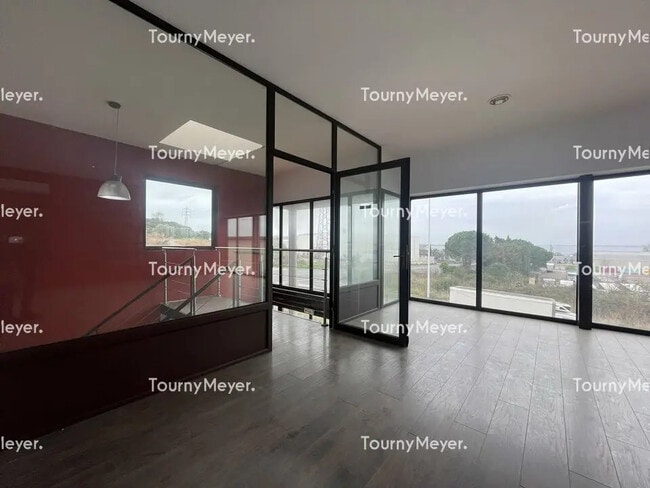 Plus de détails pour Local d'activités à louer