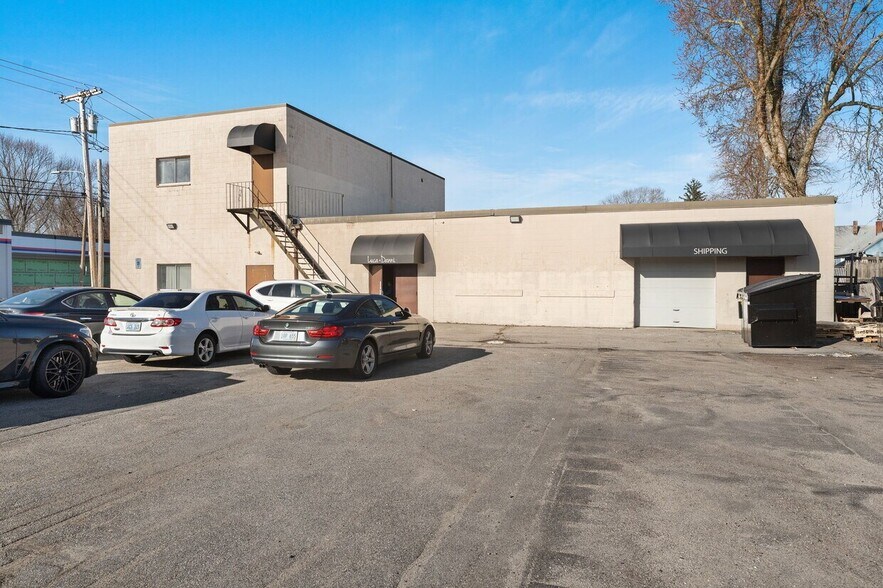 838 Dyer Ave, Cranston, RI à louer - Photo de l’immeuble – Image 2 sur 18