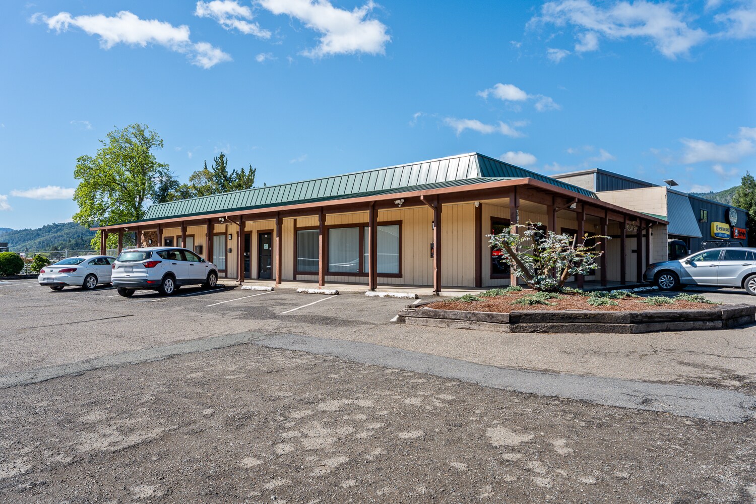 303 Talmage Rd, Ukiah, CA à louer Photo principale– Image 1 sur 7