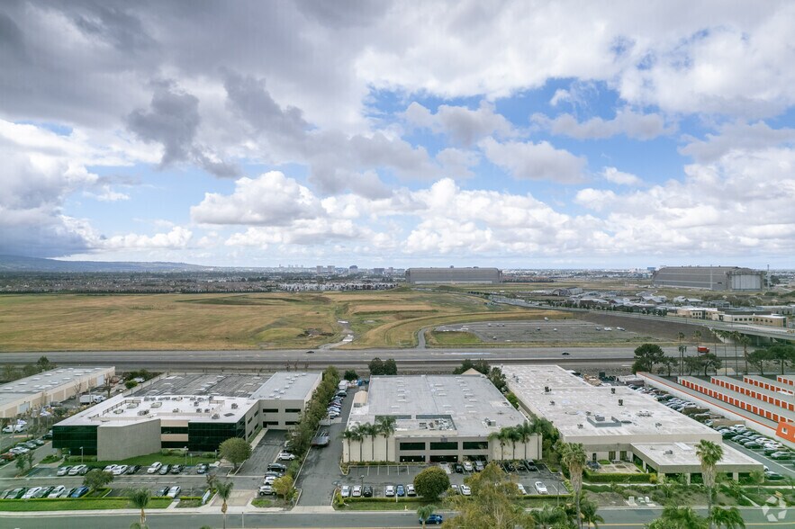 2692-2696 Dow Ave, Tustin, CA à vendre - Aérien – Image 3 sur 17