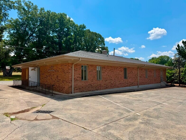 120 E Phifer St, Monroe, NC à louer - Photo de l’immeuble – Image 1 sur 6
