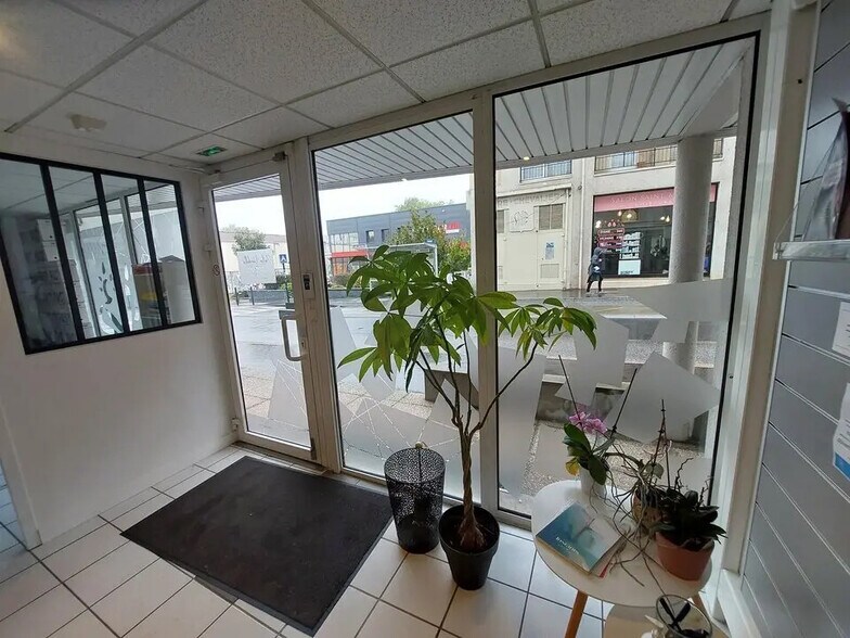 Local commercial dans Nantes à louer - Photo de l’immeuble – Image 2 sur 3