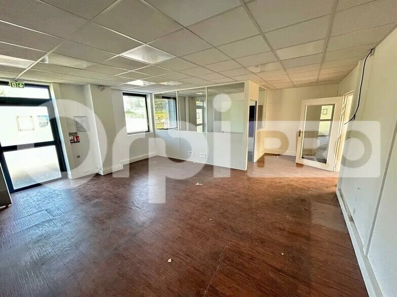 Local d’activités dans Vaux-le-Pénil à louer - Photo de l’immeuble – Image 3 sur 9