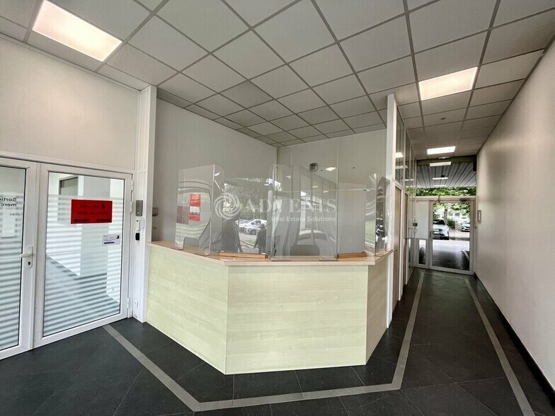 Bureau dans Osny à louer - Hall d’entrée – Image 2 sur 12