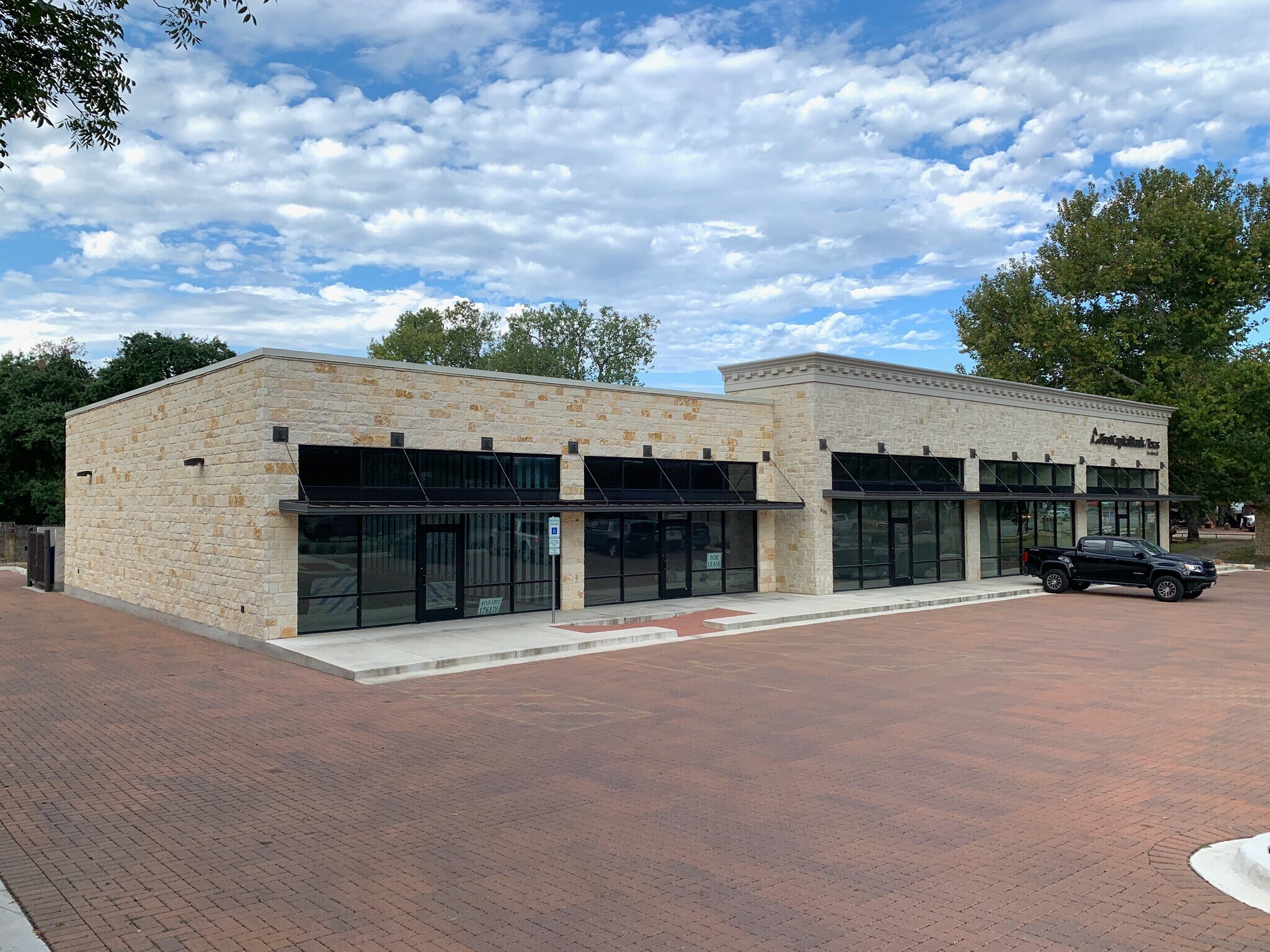 805 W Main St, Fredericksburg, TX à louer Photo de l’immeuble– Image 1 sur 4