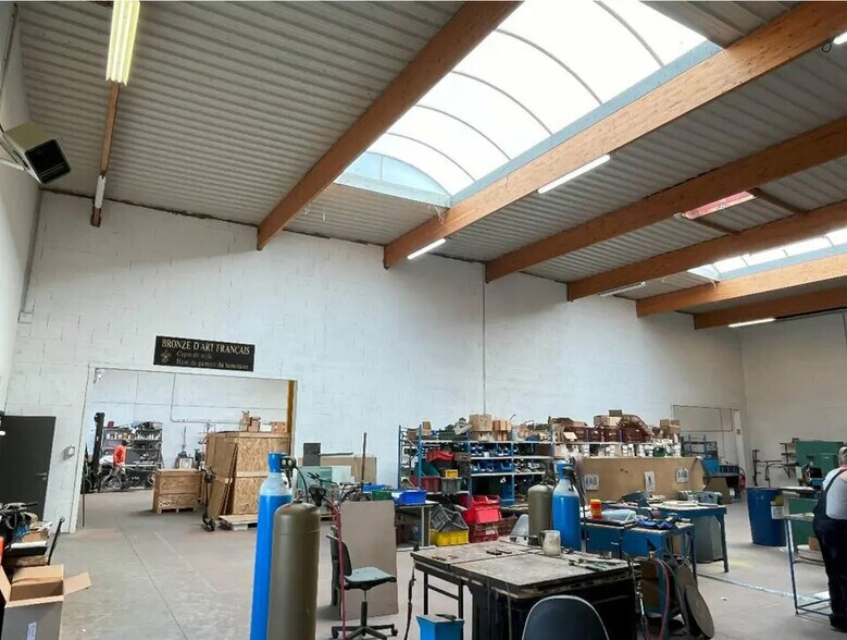 Local d’activités dans Décines-Charpieu à louer - Photo de l’immeuble – Image 2 sur 10