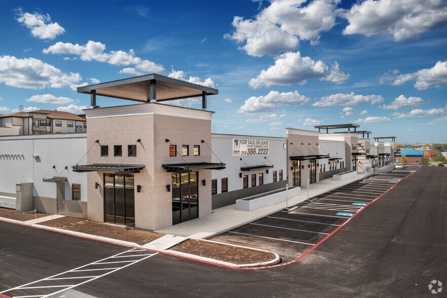 11121 Westwood Loop, San Antonio, TX à louer - Photo de l’immeuble – Image 2 sur 6