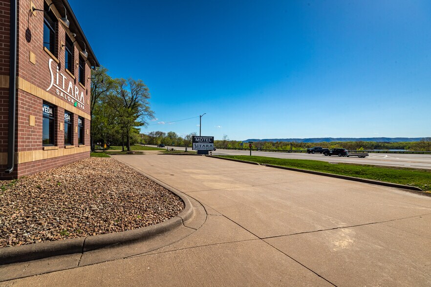 W6822 Hilltop Dr, Onalaska, WI à vendre - Photo de l’immeuble – Image 2 sur 6