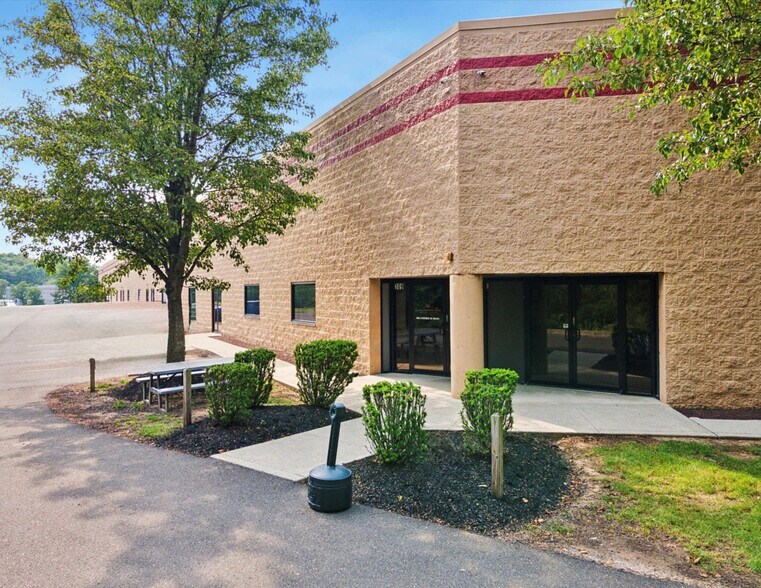 301-315 Camars Dr, Warminster Township, PA à vendre - Photo de l’immeuble – Image 2 sur 14