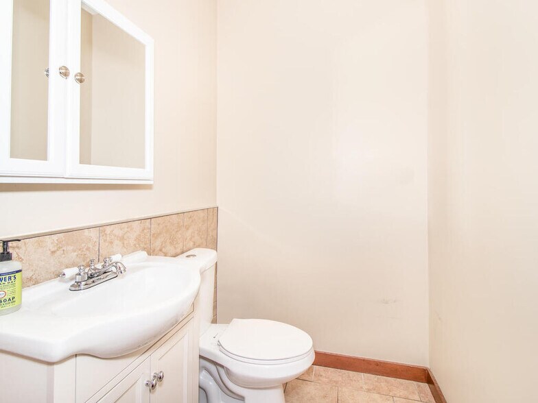 205-02 Jamaica Ave, Hollis, NY à vendre - Photo intérieure – Image 2 sur 27