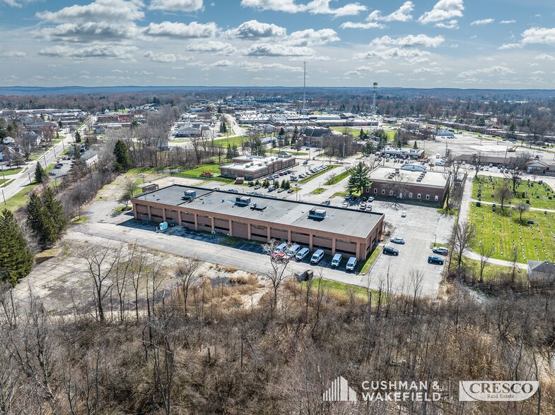 33001 Solon Rd, Solon, OH à louer - Photo de l’immeuble – Image 1 sur 3
