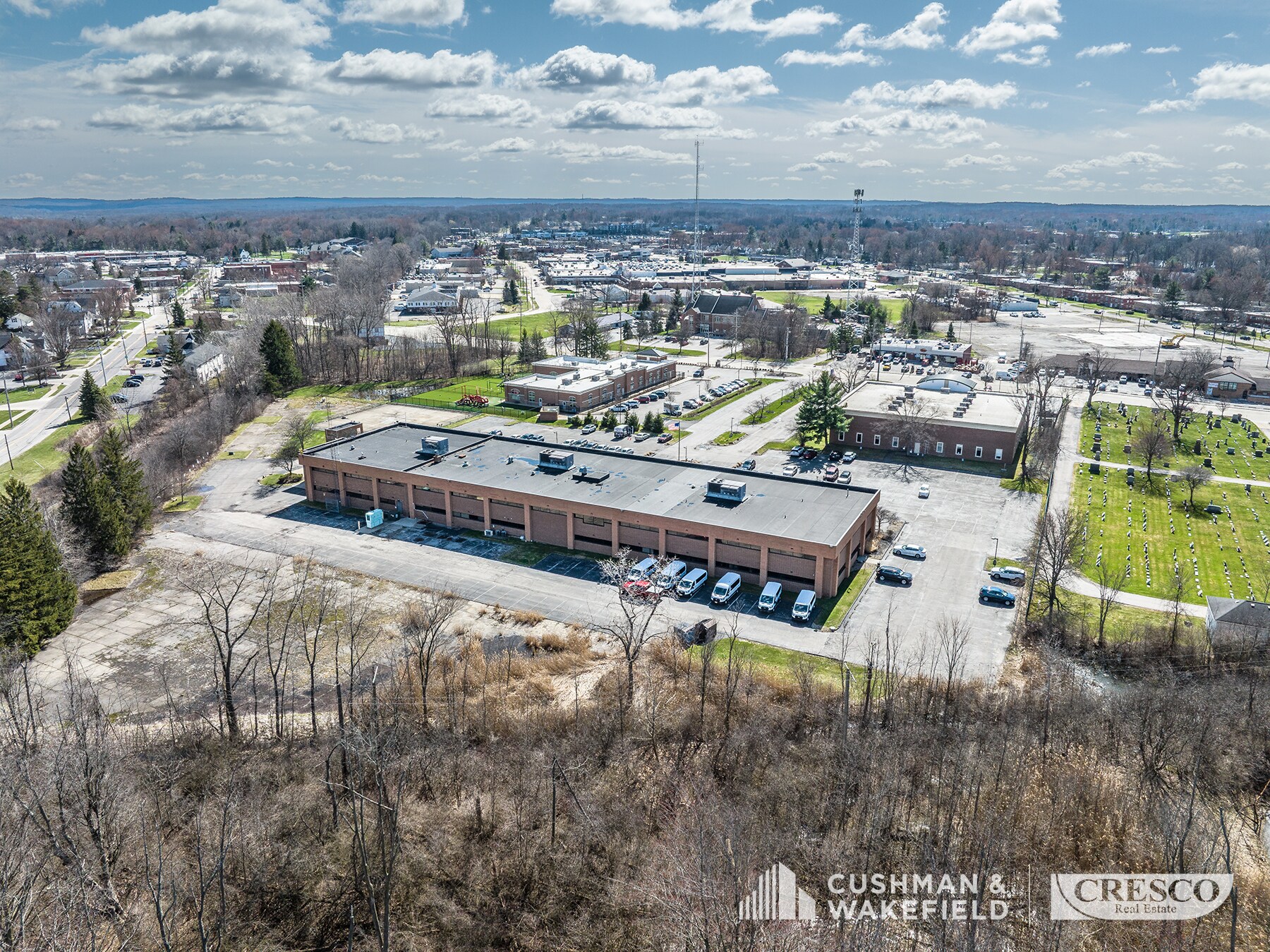 33001 Solon Rd, Solon, OH à louer Photo de l’immeuble– Image 1 sur 4