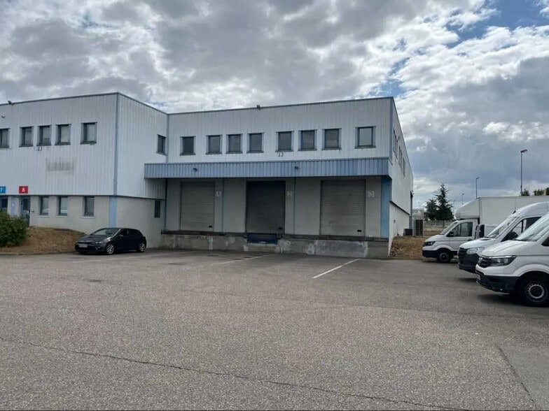 66 Avenue Des Freres Montgolfier, Genas à louer - Photo de l’immeuble – Image 3 sur 11