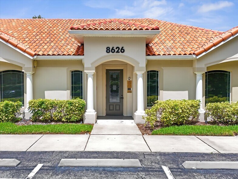 8626 N Himes Ave, Tampa, FL à louer - Photo de l’immeuble – Image 2 sur 31