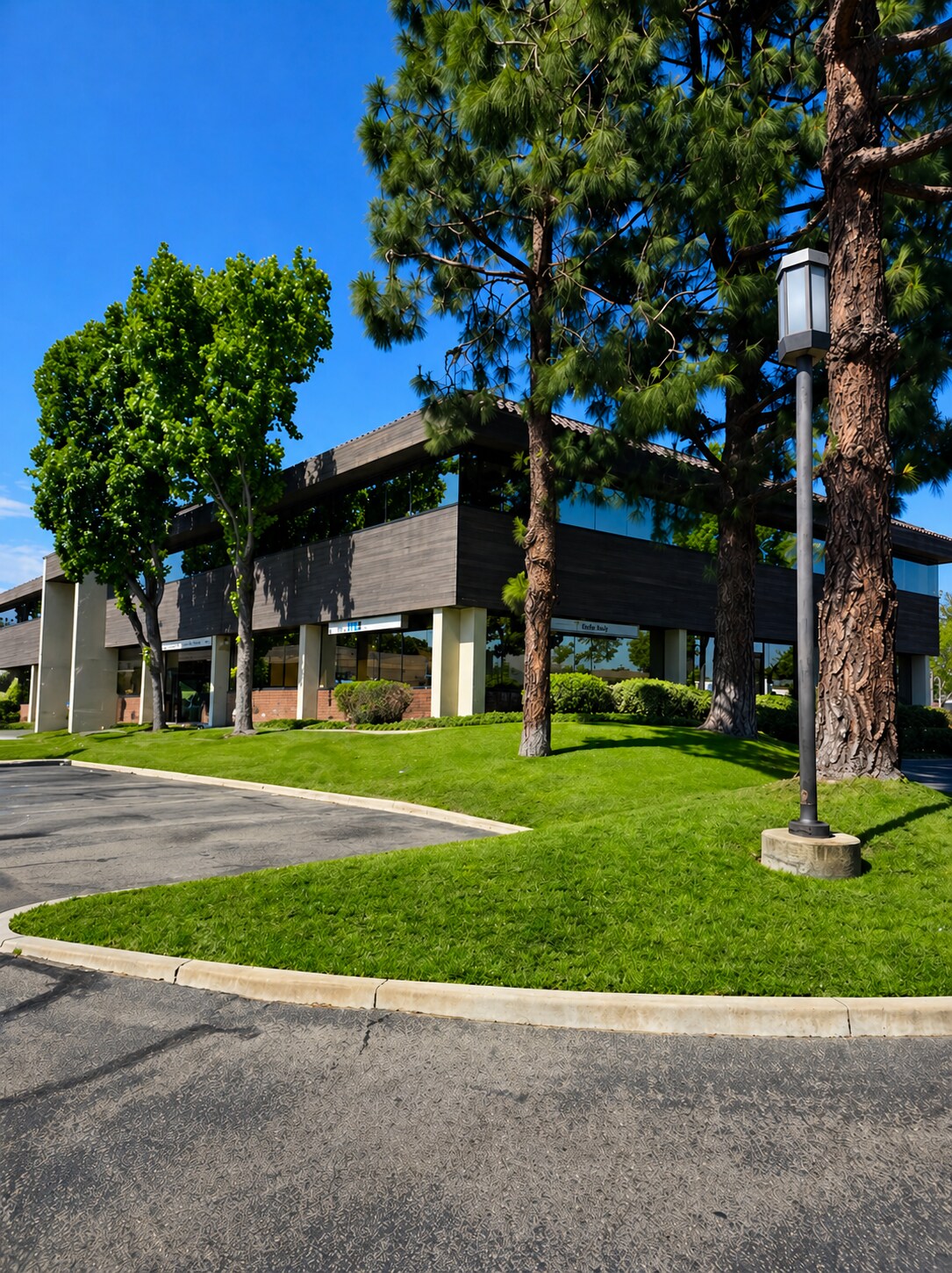 2310 E ponderosa Dr, Camarillo, CA à louer Photo principale– Image 1 sur 7
